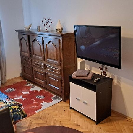 Lovely 1 Bedroom Apartment In City Centre, Sleeps 4 ! Turda Dış mekan fotoğraf