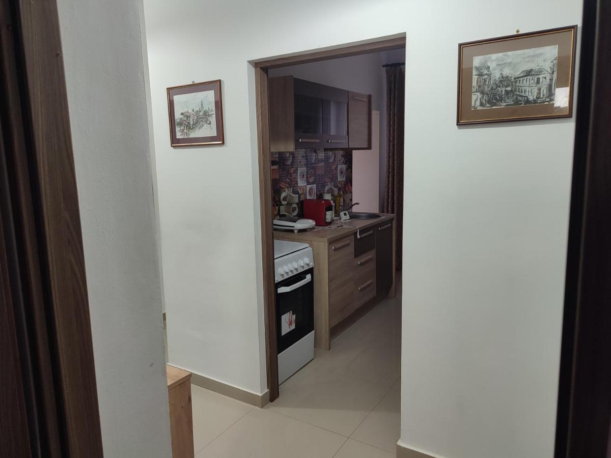 Lovely 1 Bedroom Apartment In City Centre, Sleeps 4 ! Turda Dış mekan fotoğraf