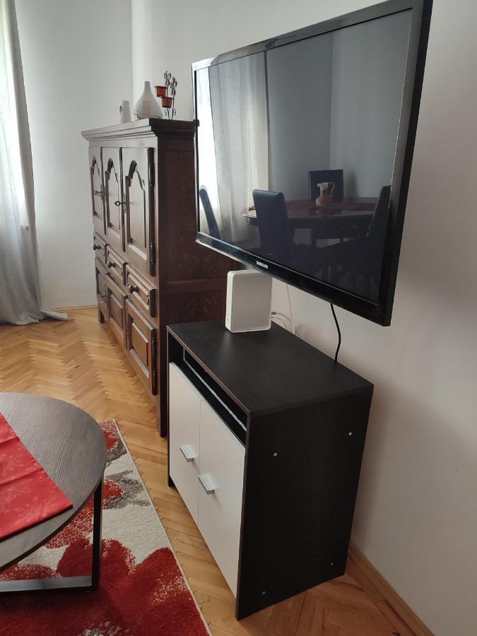 Lovely 1 Bedroom Apartment In City Centre, Sleeps 4 ! Turda Dış mekan fotoğraf