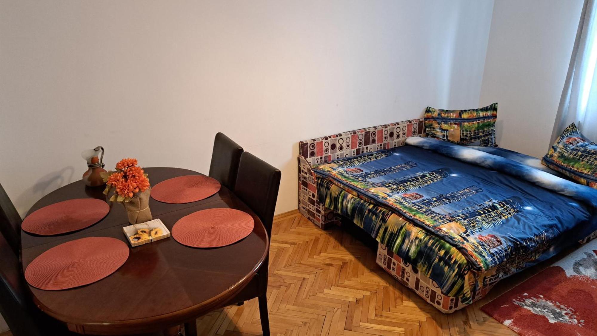 Lovely 1 Bedroom Apartment In City Centre, Sleeps 4 ! Turda Dış mekan fotoğraf